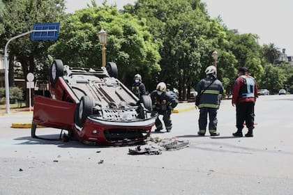 Choque y vuelco en avenida Del Libertador (Foto: Gerardo Viercovich)