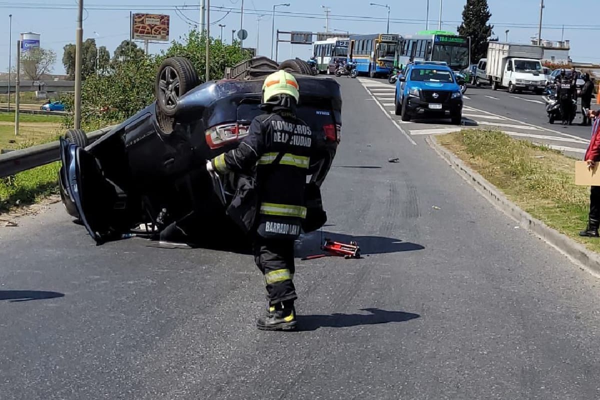 Choque y vuelco en Avenida General Paz