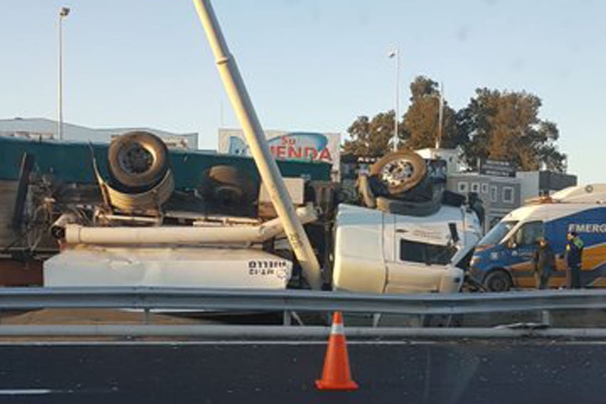 Choque y vuelco en el Acceso Oeste