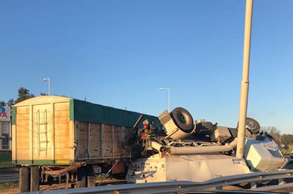 Choque y vuelco en el Acceso Oeste