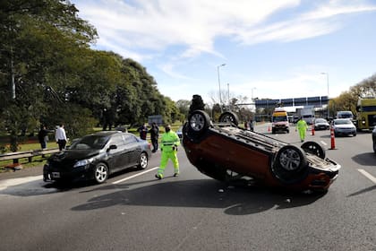 Choque y vuelco en la Avenida Lugones y La Pampa