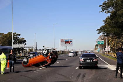 Choque y vuelco en la Avenida Lugones y La Pampa