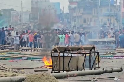 Choques entre fuerzas de seguridad y partidarios de líder destituida dejan cuatro muertos en Banglad