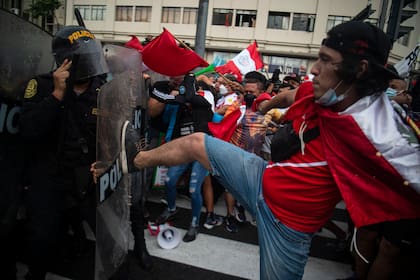 Choques entre manifestantes y la policía en Lima