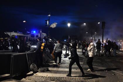 Choques entre manifestantes y la policía francesa en la Place de la Concorde, tras la aprobación de la reforma impulsada por Emmanuel Macron. (Alain JOCARD / AFP)