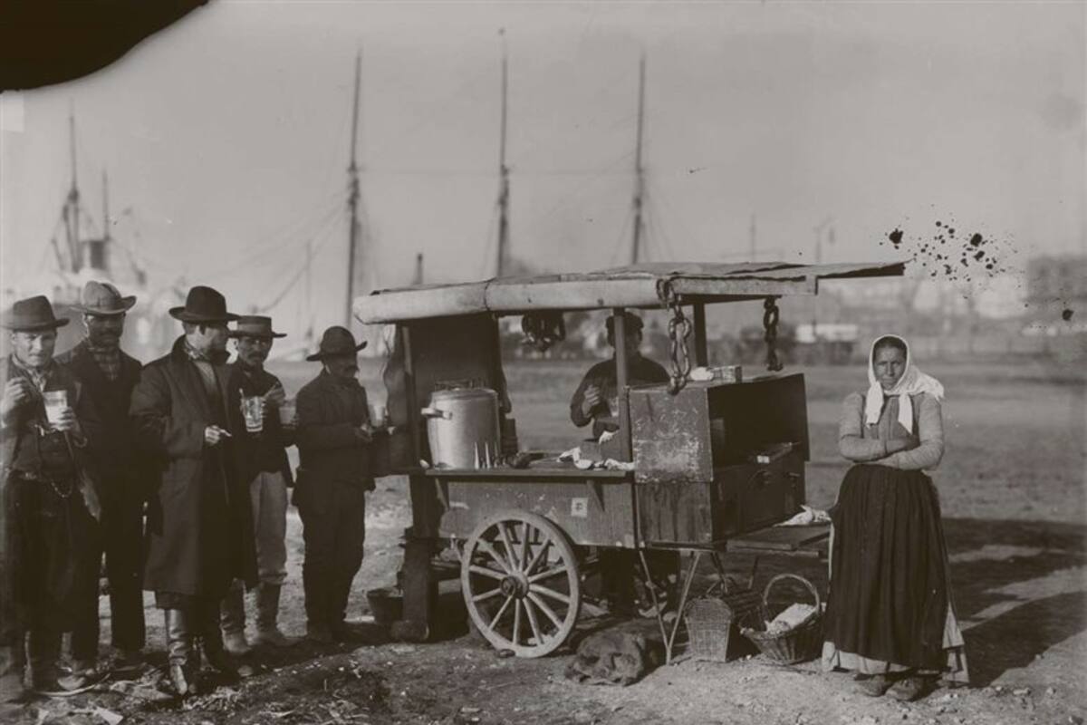 Chorizera, Buenos Aires, circa 1901 (arriba) y autorretrato de Olds, circa 1890 (abajo)
