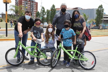 Chornobroff, Sierra y Ferraresi, en una entrega de bicicletas organizada por la Municipalidad de Avellaneda, en diciembre de 2020