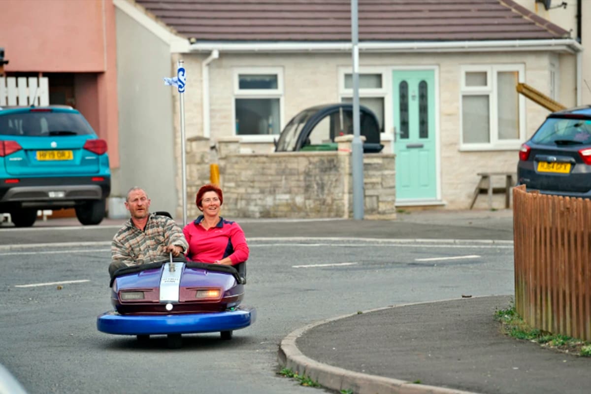 Chris Acock combinó la carrocería de un autito chocador con el motor de un scooter.
