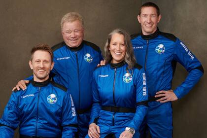 Chris Boshuizen, William Shatner, Audrey Powers y Glen de Vries, la tripulación del un vuelo que para los trekkies ha sido histórico