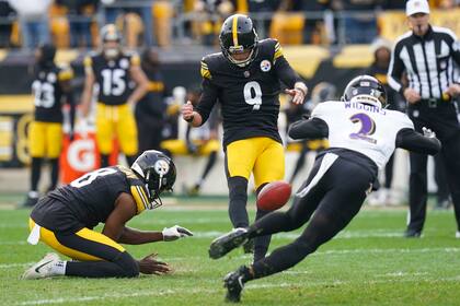 Chris Boswell (9) de los Steelers de Pittsburgh patea un gol de campo ante Nate Wiggins (2) de los Ravens de Baltimore, el domingo 17 de noviembre de 2024, en Pittsburgh. (AP Foto/Matt Freed)
