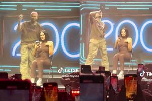 Chris Brown invitó a una fanática al escenario y le arrojó el celular a la platea