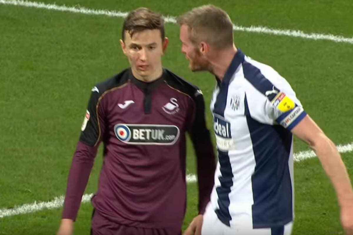 Chris Brunt se burló de Bersant Celina tras fallar el penal