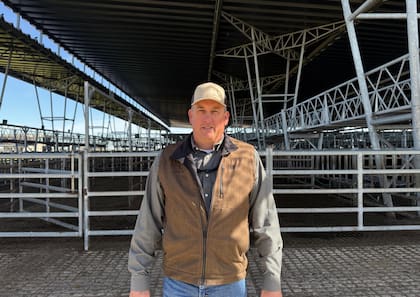 Chris Carroll, productor ganadero de Alabama, durante la recorrida por el Mercado Agroganadero de Cañuelas