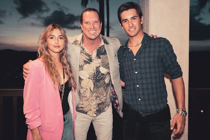 Chris Dawson, creador de la marca de ropa Hawaii Polo Life, posa con Mia y Poroto, sus flamantes embajadores, que ahora llevarán en sus pantalones el nombre de la firma y tendrán la misión de promover sus valores por el mundo.