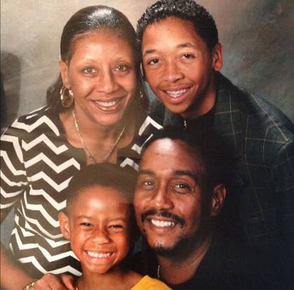 Chris Eubanks, el más chico de la familia, junto con su mamá (Carla), su papá (Mark) y su hermano (Mark, también)