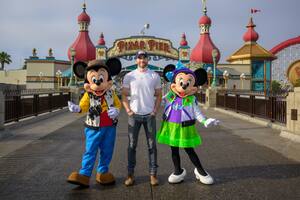 Chris Evans se convirtió en blanco de memes luego de una foto suya en Disney