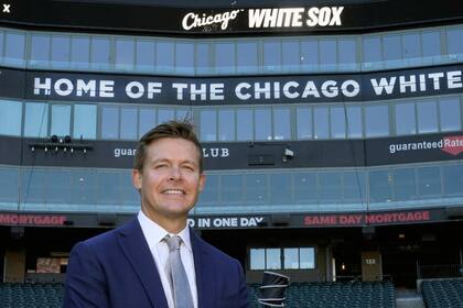 Chris Getz, recién nombrado vicepresidente senior y gerente general de los Medias Blancas de Chicago, posa para una foto el jueves 31 de agosto de 2023 (AP Foto/Charles Rex Arbogast)
