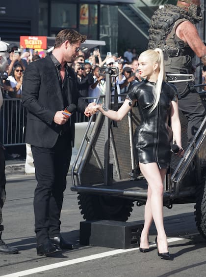 Chris Hemsworth, con un look total black, y Anya Taylor-Joy, quien volvió a deslumbrar con un impactante diseño: un ceñido vestido de cuero, en color negro, que combinó con tacos aguja