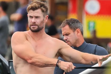 Chris Hemsworth preparándose para salir a hacer surf en Byron Bay