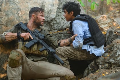 Chris Hemsworth y Rudhraksh Jaiswal en Misión de rescate, la película más vista en la plataforma de streaming