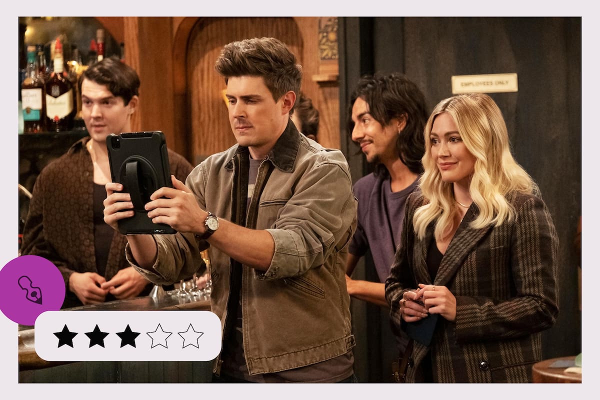 Chris Lowell y Hilary Duff en How I Met Your Father, en Star+