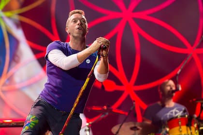 Chris Martin, el cantante de Coldplay, debe hacer reposo por las próximas tres semanas (Foto por Scott Roth/Invision/AP, Archivo)