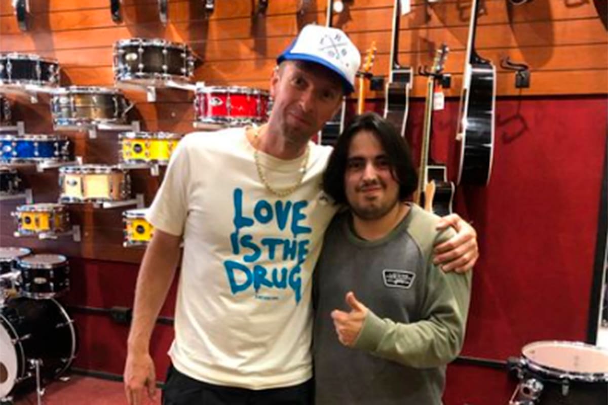 Chris Martin fue a comprar una guitarra y brindó con un improvisado recital con los vendedores
