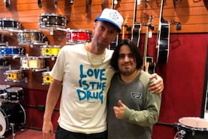 Chris Martin fue a comprar una guitarra y brindó con un improvisado recital con los vendedores