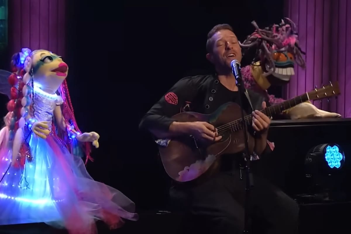 Chris Martin junto a The Weirdos en el programa de Jimmy Fallon (Foto: Captura de video)