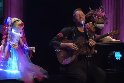 Chris Martin junto a The Weirdos en el programa de Jimmy Fallon (Foto: Captura de video)
