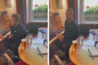 Chris Martin mientras mientras se preparaba para cantarle a una pareja que estaba ultimando los detalles de su boda