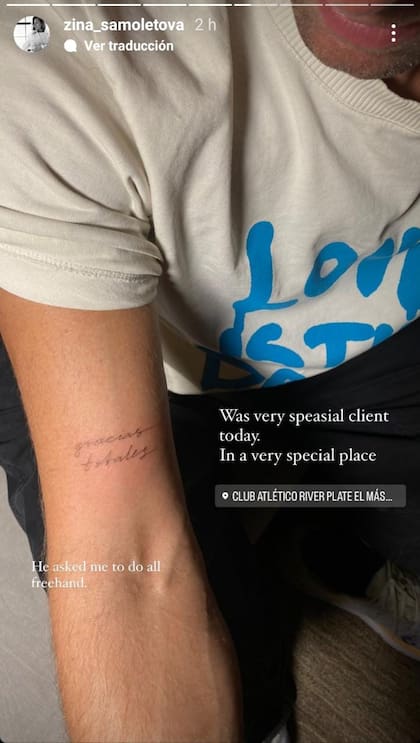 Chris Martin se tatuó la frase "Gracias totales"