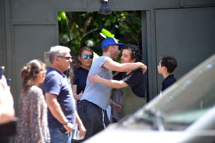Chris Martin y Dakota Johnson, al momento de abandonar el restaurante Chuí; el cantante se mostró muy agradecido con el personal