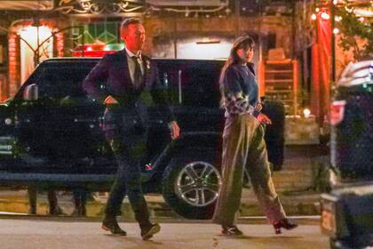 Chris Martin y Dakota Johnson, elegantes, caminan por Los Ángeles tras una cena romántica en un restaurante italiano