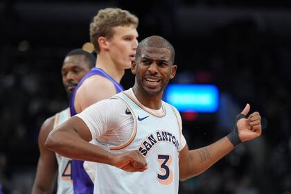 Chris Paul, base de los Spurs de San Antonio, festeja una decisión arbitral durante el partido ante el Jazz de Utah, el jueves 21 de noviembre de 2024 (AP Foto/Eric Gay)