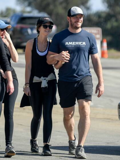 Chris Pratt, de la mano de su novia, Katherine Schwarzenegger, mientras disfruta de una salida deportiva con la familia de la joven