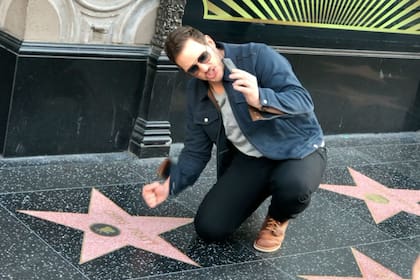 Chris Pratt sacándose una selfie con su propia estrella del Paseo de la Fama