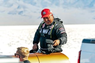 Intentó batir el récord de velocidad terrestre con un “auto cohete” en Utah, pero perdió el control y murió