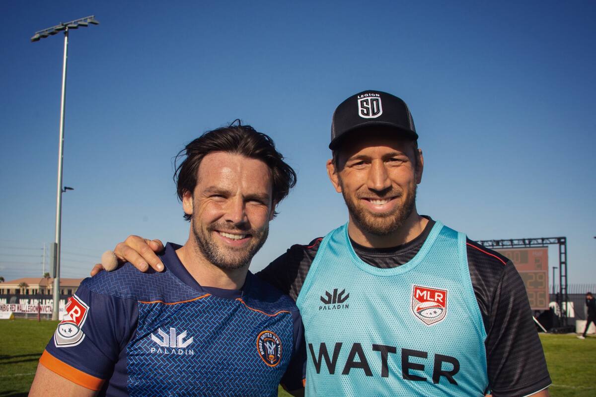 Chris Robshaw, ex capitán de Inglaterra como aguatero, junto Ben Foden (ex seleccionado de Inglaterra)