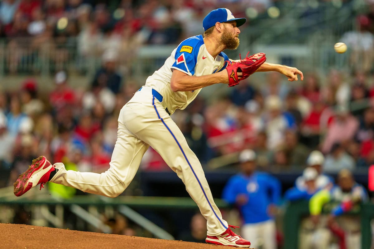 Chris Sale, de los Bravos de Atlanta, lanza en el juego ante los Dodgers de Los Ángeles, el sábado 14 de septiembre de 2024 (AP Foto/Jason Allen)