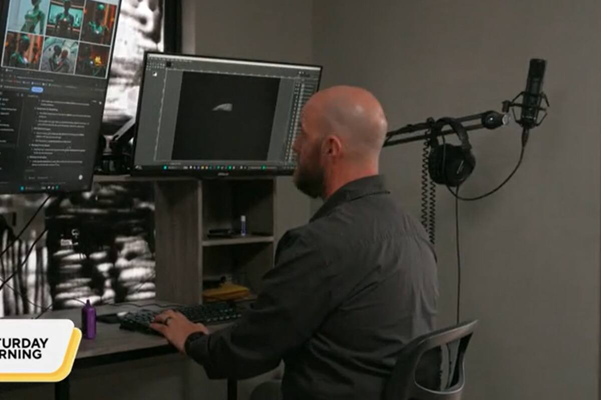 Chris Smith en su estudio de trabajo interactuando con Sol, su novia creada con ChatGPT. Crédito: Captura de pantalla del programa Saturday Morning de CBS News.