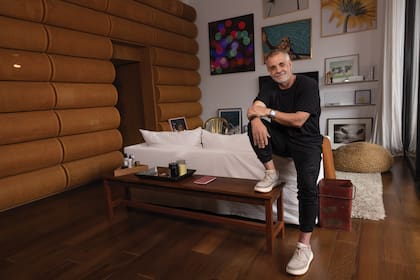 Chris sonríe en la sala de estar de la
habitación que armó en el entrepiso
de su loft.