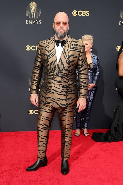 Chris Sullivan, actor de la serie This Is Us, se atrevió al animal print