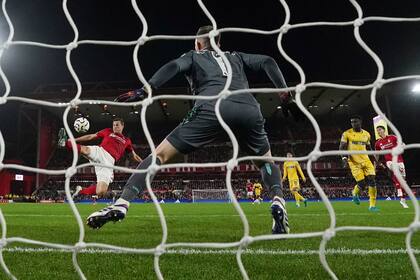 Chris Wood de Nottingham Forest remata a gol ante Crystal Palace en la Liga Premier, el lunes 21 de octubre de 2024, en Nottingham. (Mike Egerton/PA vía AP)