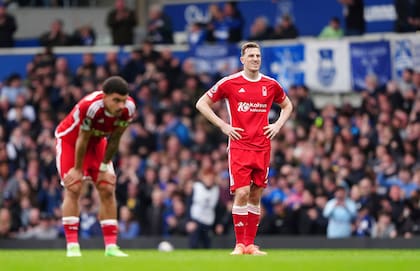 Chris Wood y Morgan Gibbs-White del Nottingham Forest muestran su molestia durante el encuentro ante el Everton de la Liga Premier, el domingo 21 de abril de 2024