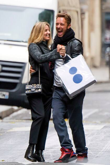 Chris y Annabelle, sonrientes y enamorados por las calles de París.