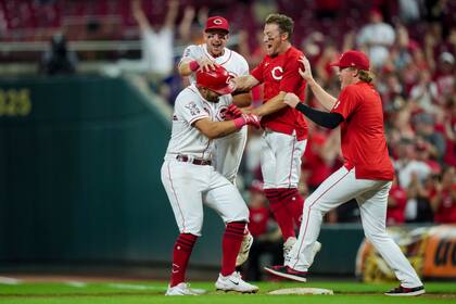 Chrisitan Encarnación-Strand (abajo a la izquierda) festeja con sus compañeros luego de batear un sencillo en el noveno inning del juego ante los Marineros de Seattle, el martes 5 de septiembre de 2023 (AP Foto/Aaron Doster)