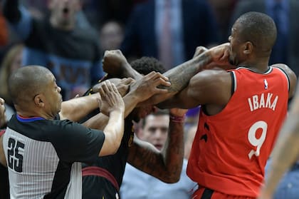 Chriss Marquesse de Cleveland Cavaliers y Serge Ibaka Toronto Raptors terminaron a las trompadas
