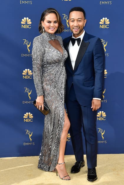 Chrissie Teigen con un vestido de alta costura plateado de Zuhair Murad y John Legend con un esmoquin, azul noche, de Gucci