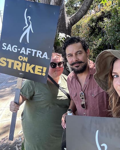 Chrissy Metz, John Huertas y Mandy Moore, tres protagonistas de la premiada serie This Is Us, en la huelga de actores